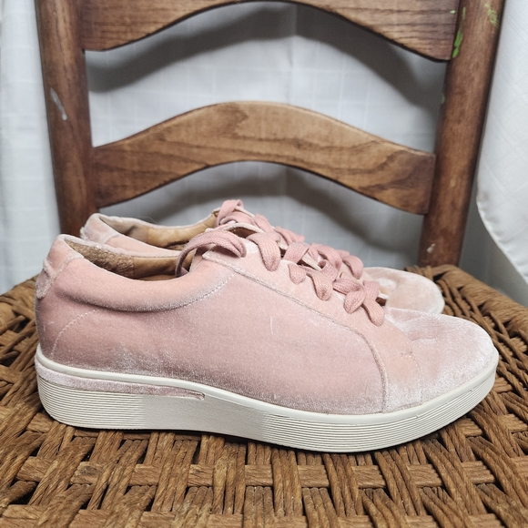 Women's‎ Gentle Souls Salmon Velour Lace Up Sneakers Haddie 8.5" - Picture 1 of 8